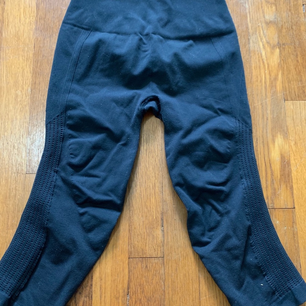BLACK CROPPED LULULEMON LEGGINGS